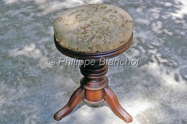 harmas fabre 17.JPG - TabouretHarmas de FabreSérignan du Comtat, 84 France